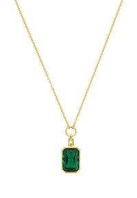 Collana in oro con ciondolo in pietra verde a taglio smeraldo, incastonato in un'impostazione d'oro testurizzata. Il ciondolo pende da un gancio circolare.