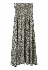 Klänning utan axelband med leopardmönster, smockad bodice, svävande nederdel och lättviktsmaterial. Jordiga toner dominerar mönstret och texturen.