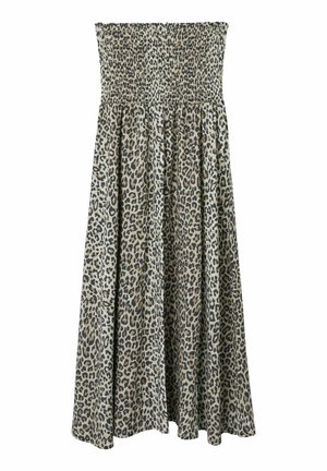 Klänning utan axelband med leopardmönster, smockad bodice, svävande nederdel och lättviktsmaterial. Jordiga toner dominerar mönstret och texturen.