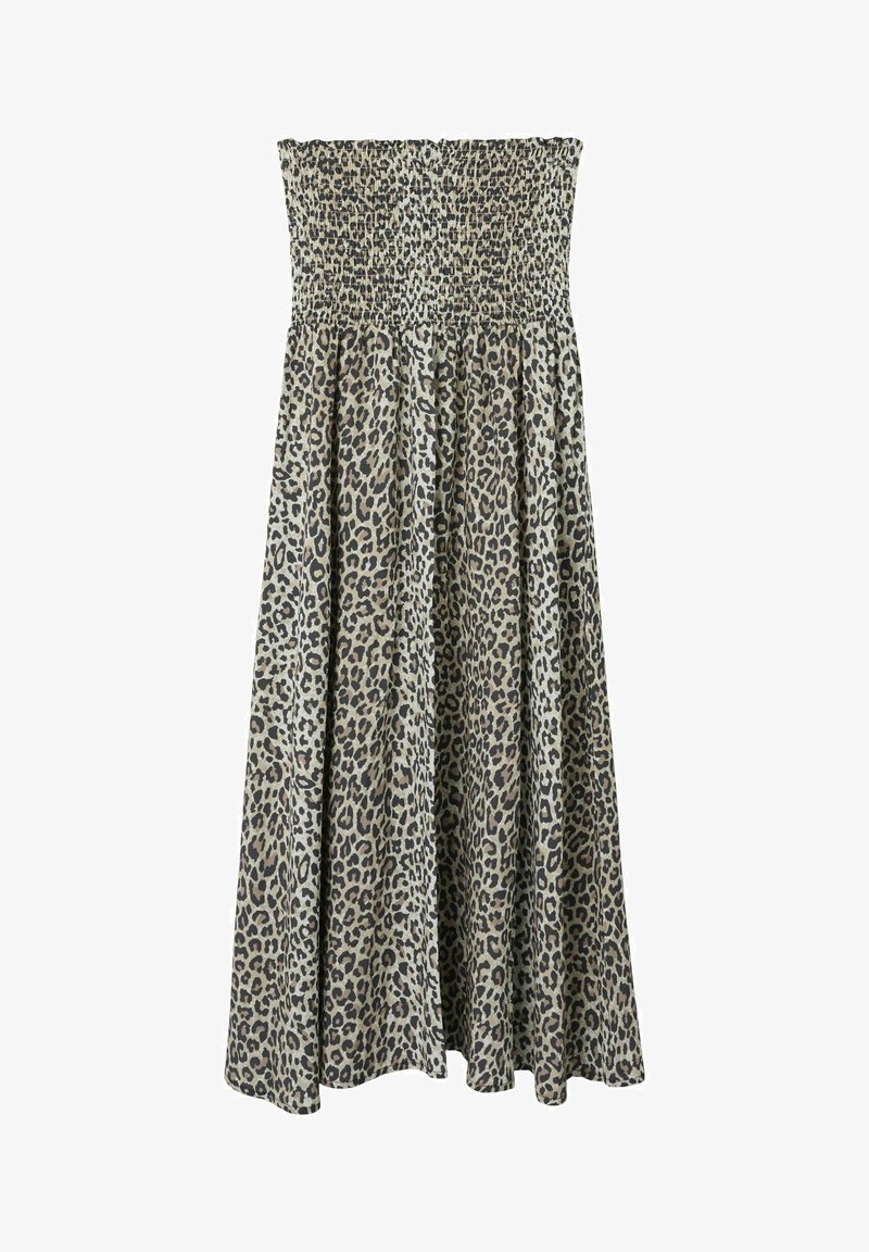 Leopardenmuster ohne Träger Kleid mit gerafftem Oberteil, fließendem Saum und leichtem Stoff. Erdtöne dominieren das Muster und die Textur.