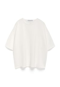 Witte korte mouw t-shirt, gemaakt van gestructureerde stof, met een ronde halslijn en een relaxte pasvorm, zonder zichtbare patronen of accenten.