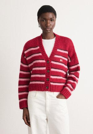 Rood en roze gestreepte gebreide cardigan met een diepe V-hals, textuur garen, vijf knopen aan de voorkant en geribbelde manchetten en zoom.