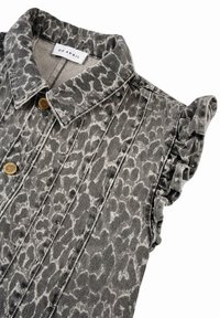 Grå denim ärmlös kjole med volanger på skuldrene, med et leopardmønster og to gullknapper foran. Taggen leser "OH APRIL."