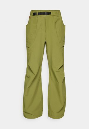 Pantaloni verde oliva con vita elastica e cintura nera, dotati di due tasche frontali e tasche cargo laterali. Tessuto morbido e leggero.