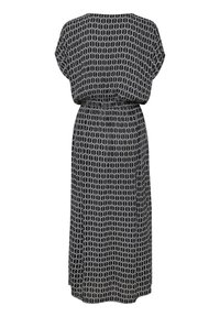 Un vestido negro con un patrón geométrico blanco, mangas cortas y cintura elástica. La tela parece ligera y fluida.