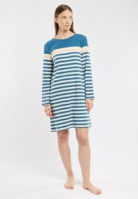 Robe à manches longues avec des rayures horizontales bleu et crème, col rond et tissu doux. Le design est décontracté et confortable.