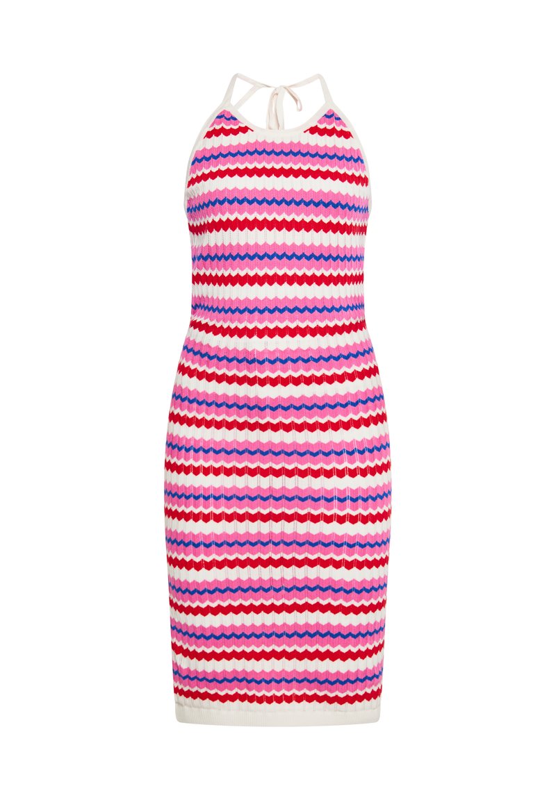Strickkleid mit Halterneck, mit einem Zickzackmuster in Rot, Pink und Blau auf einem weißen Hintergrund. Figurbetonter Schnitt, mittellang.