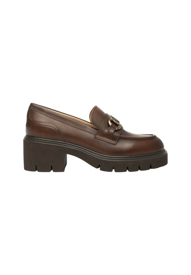 Mocassino in pelle marrone con tacco chunky, caratterizzato da una fibbia decorativa in metallo e dettagli di cucitura sulla parte superiore. Suola piatta con scanalature per la traction.
