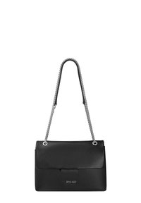 Borsa a tracolla in pelle nera con superficie texturizzata, tracolla in catena argentata e patta frontale con un delicato accento del logo.