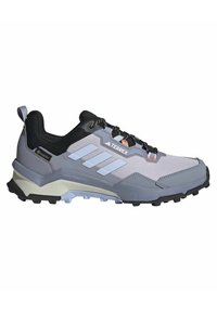 Graue Freizeitschuhe mit einem Netz-Obermaterial, schwarzen Schnürsenkeln und drei hellblauen Streifen. Sie verfügen über eine robuste schwarze Außensohle und eine schützende Zehenkappe.