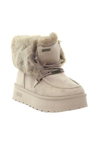 Beżowy zamszowy botek za kostkę z futrzanym wykończeniem, zawiązywany na sznurowadła, z grubą podeszwą na platformie. Charakteryzuje się gładką teksturą i subtelnymi akcentami marki.