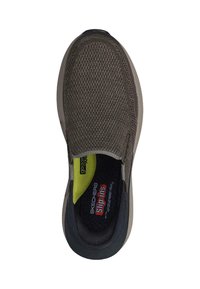 Scarpa slip-on Skechers in tessuto a rete grigio scuro con punta rotonda e suola in gomma. L'interno presenta un'imbottitura verde e il branding.