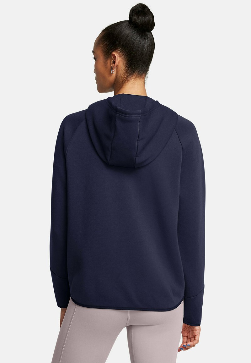 Sweatshirt à capuche bleu marine avec des manches longues, texture douce, ourlet arrondi et manches raglan. Doté de détails de couture minimaux et d'une coupe décontractée.