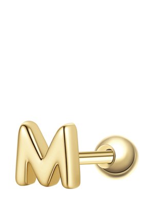 Pendiente de oro en forma de la letra mayúscula "M" con bordes redondeados y un acabado liso y pulido.