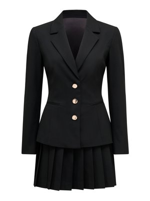 Blazer nero dalla silhouette aderente, con rever a lancia, bottoni dorati, abbinato a una gonna nera plissè. Tessuto liscio, design sartoriale.
