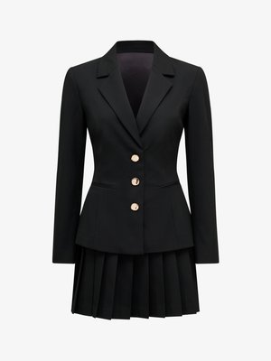 Czarna marynarka o dopasowanym kroju, z wyciętymi klapami, złotymi guzikami, zestawiona z plisowaną czarną spódnicą. Gładka tkanina, dopasowany fason.