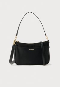 Bolso cruzado de nylon negro con herrajes dorados, correa ajustable, cierre de cremallera y un bolsillo frontal. Logo de Michael Kors visible de manera prominente.