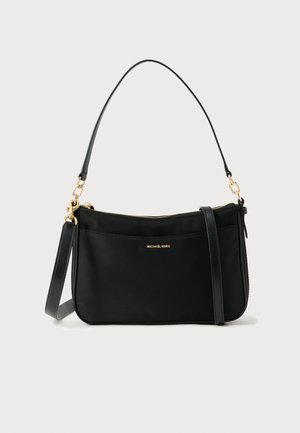 Sac bandoulière en nylon noir avec garnitures dorées, sangle réglable, fermeture éclair et une poche avant. Logo Michael Kors affiché de manière bien visible.