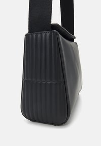 Calvin Klein VERTICAL LINES MESSENGER UNISEX - Taška cez plece - black