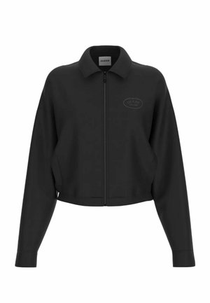 Giacca nera con zip, colletto, maniche lunghe e sottile logo Guess ricamato sul petto a sinistra.