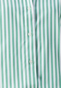 ONLY ONLOREGON  - Skjortebluse - cloud dancer/green bee