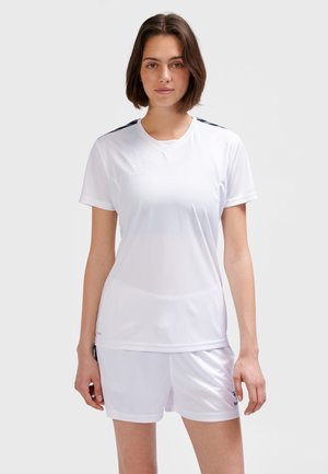 Biała sportowa koszulka z krótkimi rękawami i okrągłym dekoltem, z granatowymi akcentami na ramionach. Wykonana z lekkiego, gładkiego materiału.