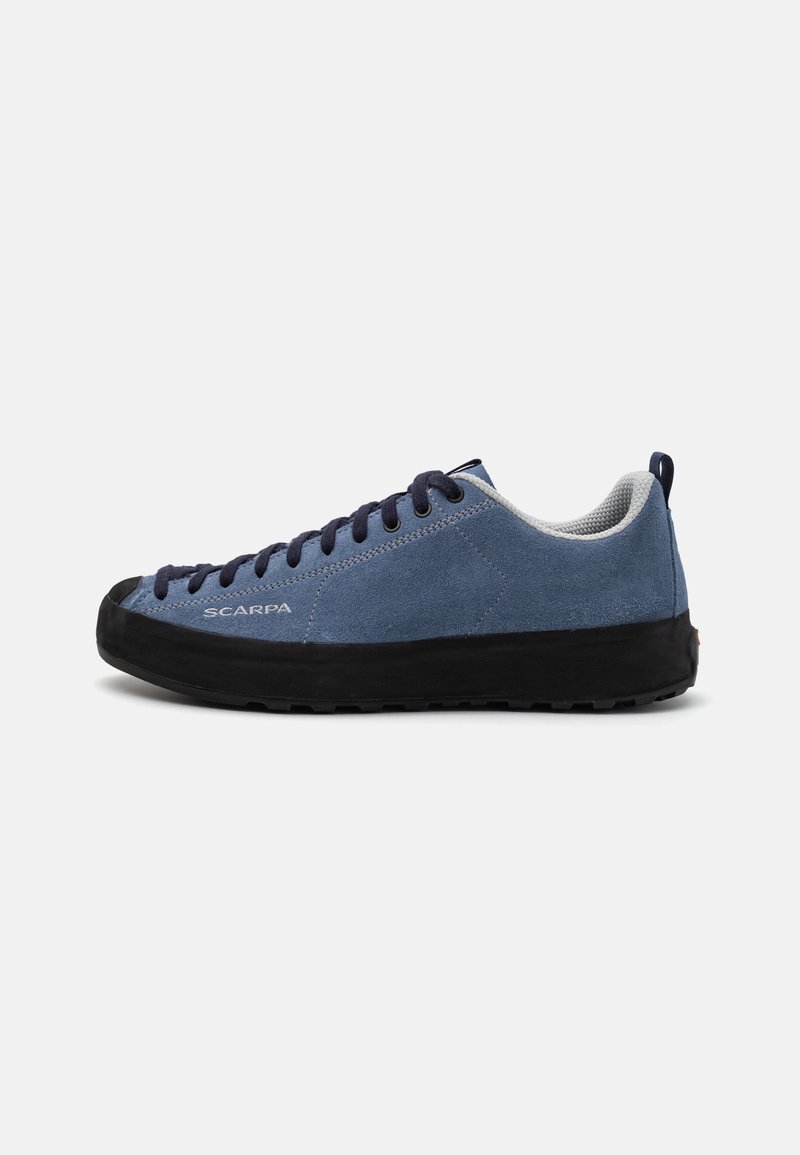 Scarpa bassa in suede blu con suola in gomma nera, lacci blu navy e fodera in rete. Presenta il logo "Scarpa" sul lato. Design con punta arrotondata.
