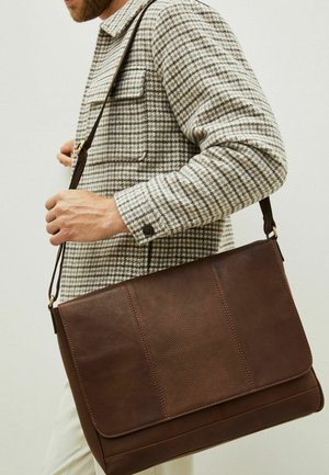 SIGNATURE MESSENGER  - Cross body bag - brown