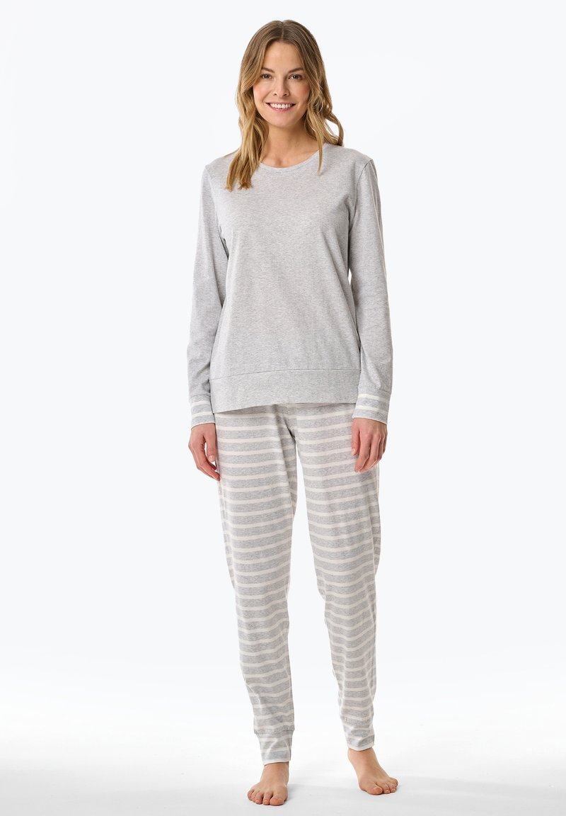 Grå långärmad skjorta med rund halsringning, matchad med ljusgrå rutiga pyjamasbyxor. Mjuk tyg, avslappnad passform och ingen synlig hårdvara.