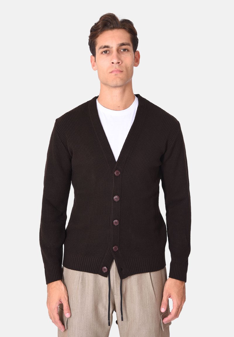 Cardigan marrone scuro in maglia coste con scollo a V, caratterizzato da cinque bottoni sul davanti e maniche lunghe aderenti.