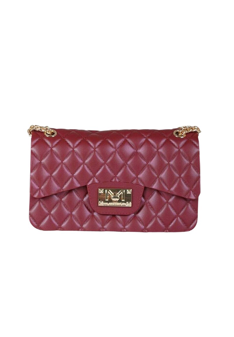 Borsa trapuntata color bordeaux con tracolla a catena dorata, finitura lucida e chiusura frontale con logo in rilievo e dettagli decorativi.