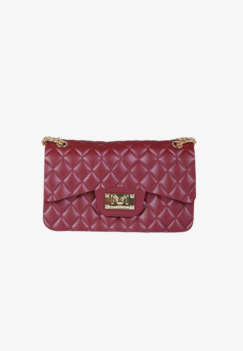 Borsa trapuntata color bordeaux con tracolla a catena dorata, finitura lucida e chiusura frontale con logo in rilievo e dettagli decorativi.