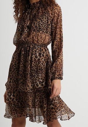 Vestido con estampado de leopardo en tela ligera y transparente. Mangas largas, escote fruncido, cintura elástica y detalle de bajo con capas y volantes.