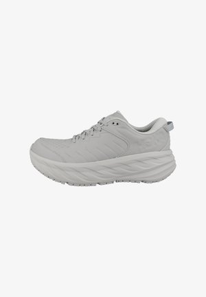 Chaussure de sport gris clair avec un dessus texturé, bout rond et semelle épaisse et sculptée. Dispose de lacets et d'un petit logo au niveau du talon.