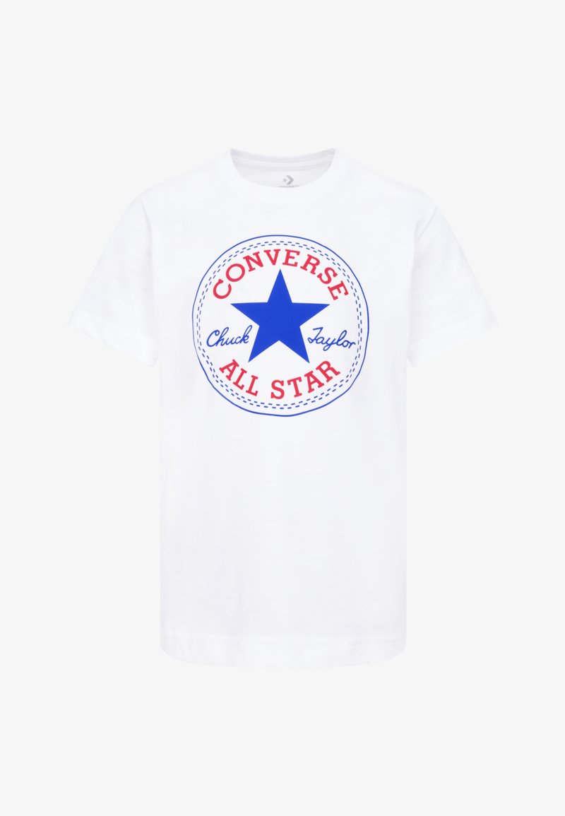 Bala balta kokvilnas t-krekls, kas rotāts ar lielu zilu zvaigznes logotipu, uz kura redzams sarkans teksts "Converse" un "All Star", ko ieskauj zila kontūra un punktveida mala.