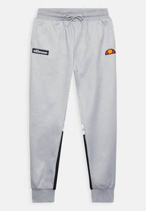 Pantalon de survêtement gris clair avec taille élastique et cordon de serrage, bandes latérales noires, écusson logo Ellessee sur la hanche gauche, et logo semi-circulaire coloré sur la hanche droite.