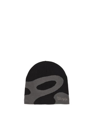 Gorro de punto negro y gris con un estampado abstracto gris y letras bordadas cerca del borde inferior, sobre un fondo blanco.