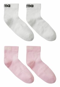 Cztery skarpetki do kostek: dwie białe z czarnym logo na mankiecie, dwie różowe z białym logo. Dzianinowy materiał, gładka tekstura, subtelne wzory.