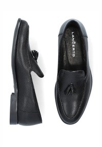 Czarne, perforowane skórzane loafersy z okrągłym czubkiem i dekoracyjnym frędzlem. Posiadają płaską podeszwę i gładkie wykończenie wewnętrzne.