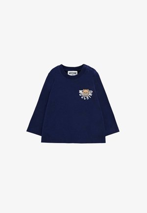 T-shirt a maniche lunghe di colore blu navy in cotone, con una grafica di un orso e il testo "MOSCHINO" in bianco. Bottoni sulle spalle per una facile vestizione.
