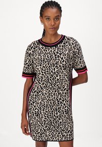 Kleid mit Leopardenmuster, kürzerer Schnitt und rundem Ausschnitt, schwarze und rosa gestreifte Akzente an den Ärmeln sowie einem weich strukturierten Stoff.