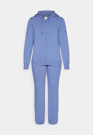 Svetlo modra kapuca in usklajene trenirke iz mehkega materiala. Kapuca ima sprednji zadrgo, vrvice za prilagajanje in stranske žepe.