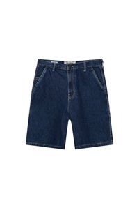 Shorts de mezclilla azul oscuro con un corte recto clásico, que cuentan con bolsillos frontales, cierre de botón y detalles de costura en contraste.