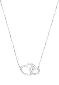Collar de plata con dos formas de corazón entrelazadas, adornado con piedras preciosas transparentes, en una delicada cadena con pequeños eslabones.