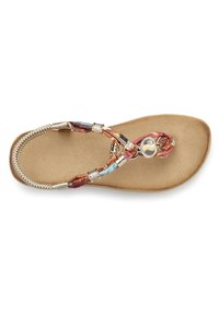 Tongs multicolores avec des brides tressées, quincaillerie en argent et un ornement rond. Semelle intérieure beige douce et texturée.