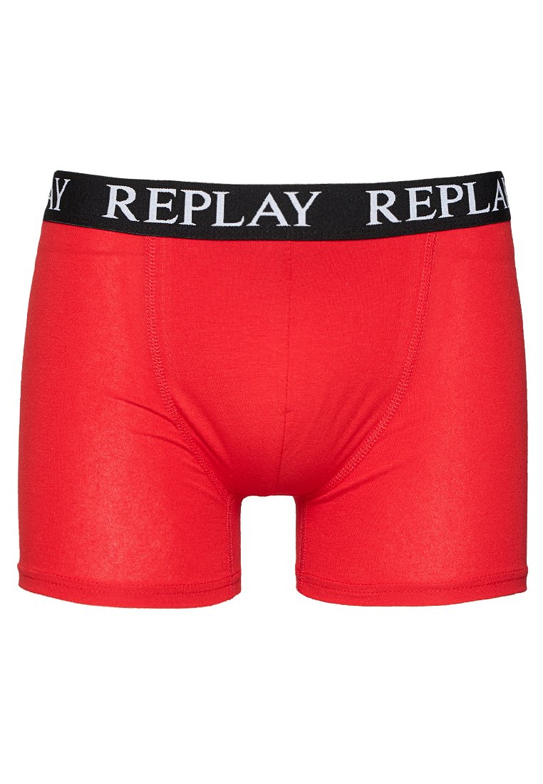 Rote Boxershorts für Herren mit schwarzem elastischem Bund, auf dem das weiße "REPLAY"-Logo umlaufend aufgedruckt ist.