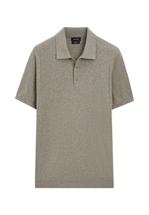 Grijs poloshirt met korte mouwen, twee knopen en een kraag, plat gelegd op een witte achtergrond.