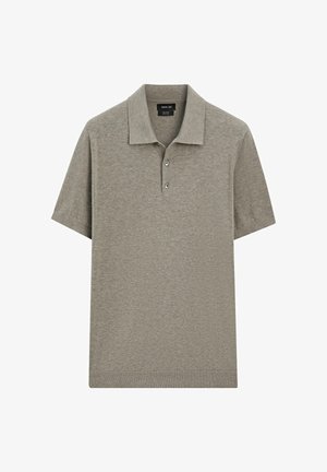 Grijs poloshirt met korte mouwen, twee knopen en een kraag, plat gelegd op een witte achtergrond.