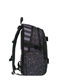 Černý a šedý batoh s motivem pavučiny, který má síťované popruhy, boční kapsu a nastavitelné spony. Elegantní design a funkční oddíly.