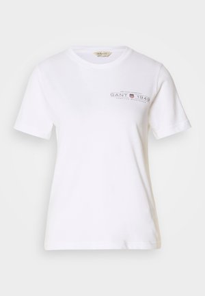 Bela bomba iz bombaža s kratkimi rokavi, okroglo ovratnikom, z temno sivo natisnjeno logo in besedilom spredaj. Gladka tekstura.